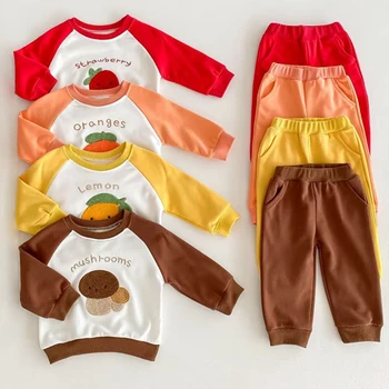 Весенняя детская одежда 2024 года, милые фрукты, модный свитер для девочки, топ, длинные брюки, повседневный комплект для мальчика, комплект из двух предметов